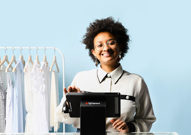 Une caisse conçue pour la mode avec un outil d'inventaire intégré